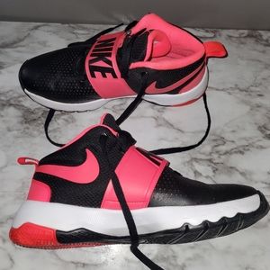 Nike 6y 7.5 women's  team hustle